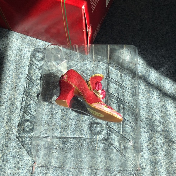 Carlton Cards Shoe ornament 2000 - Picture 8 of 11